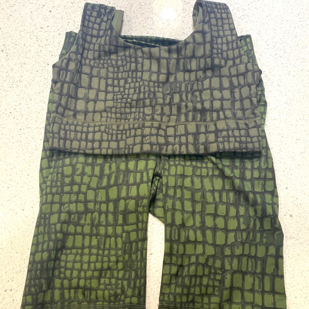 Womens Fabletics matching sports bra and shorts. Reversible top!